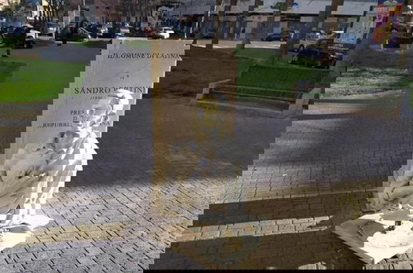 Latina, il coronavirus non frena le provocazioni: vandalizzata la statua di Pertini