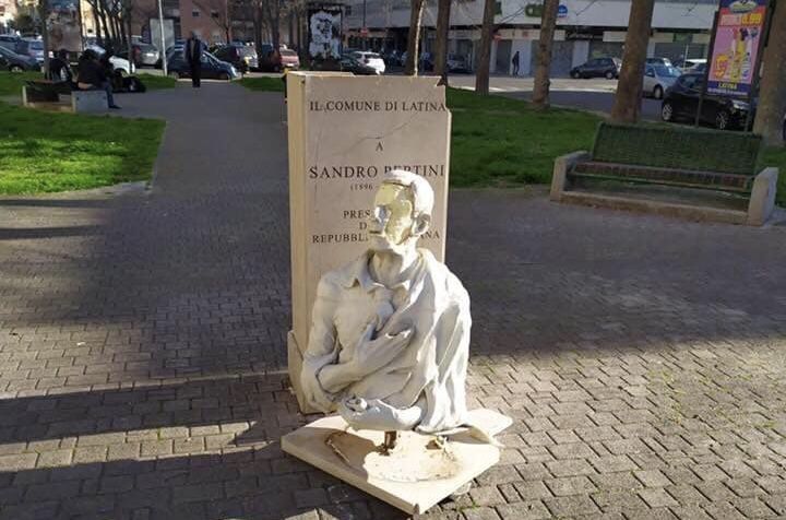 Latina, il coronavirus non frena le provocazioni: vandalizzata la statua di Pertini article-post