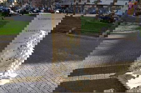 Latina, il coronavirus non frena le provocazioni: vandalizzata la statua di Pertini article-post