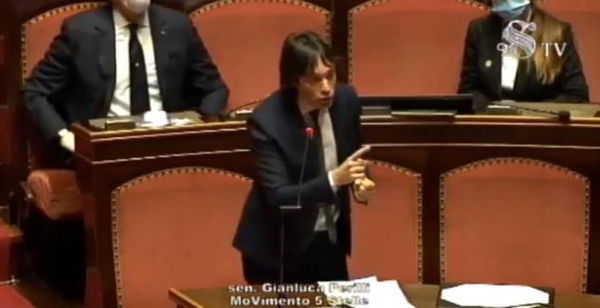 Il senatore Perilli (M5S) dice che Salvini è «il Monumento all’incoerenza, lui voleva tutto aperto» | VIDEO