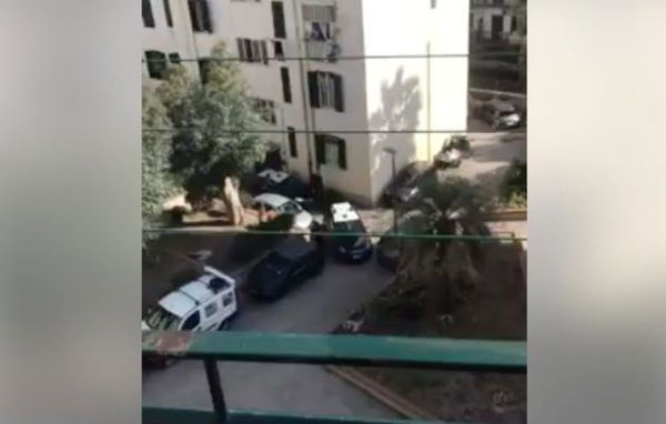 A Pozzuoli le persone chiuse in casa per l’emergenza attaccano i carabinieri: «Non possiamo mangiare, sappiamo uccidere la gente» | VIDEO
