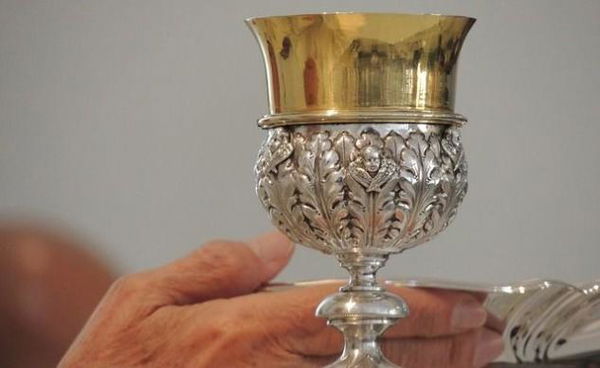 Il ‘rito del calice’ che ha portato nuovi contagi nel Salernitano