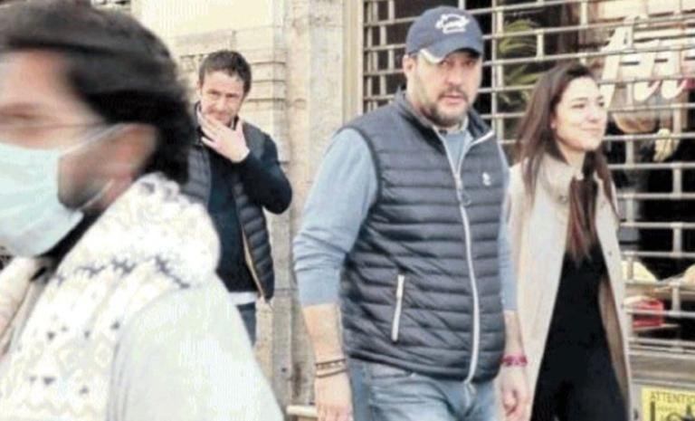 La faccia di Salvini mentre viene fotografato a ‘fare la spesa’ in via del Tritone senza mascherina