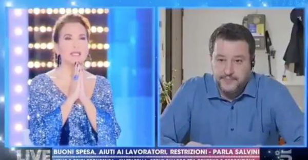 L’ostentazione della preghiera in prima serata: la D’Urso e Salvini recitano l’Eterno riposo insieme | VIDEO