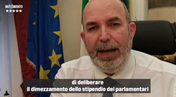 Vito Crimi chiede a tutti i parlamentari di dimezzarsi lo stipendio | VIDEO