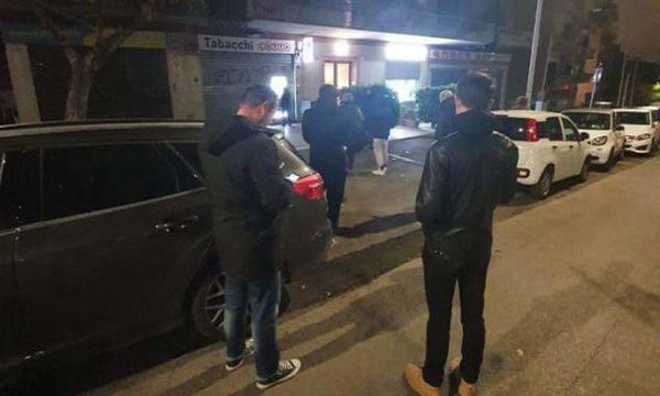 Le file ai distributori H24 di sigarette, ma i tabaccai restano aperti