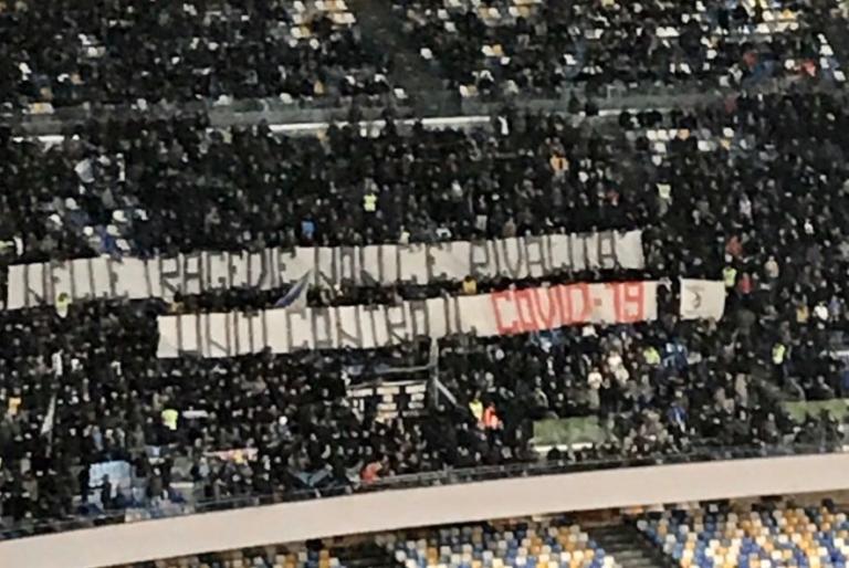 La bella lezione dei tifosi del Napoli a chi, una settimana fa, li aveva chiamati ‘coronavirus’