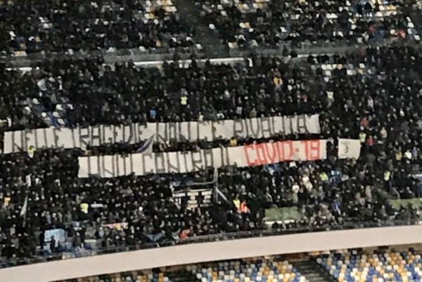 La bella lezione dei tifosi del Napoli a chi, una settimana fa, li aveva chiamati ‘coronavirus’