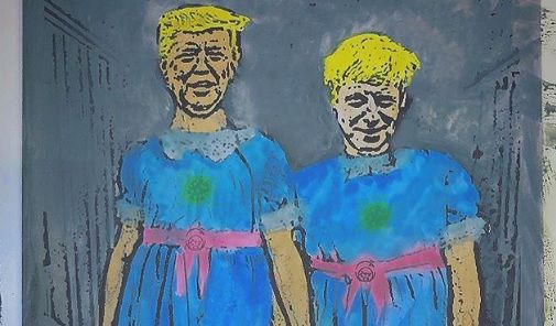 L’ultimo disegno di TvBoy con Trump e Johnson come le gemelle di Shining: «Vieni a giocare con noi»