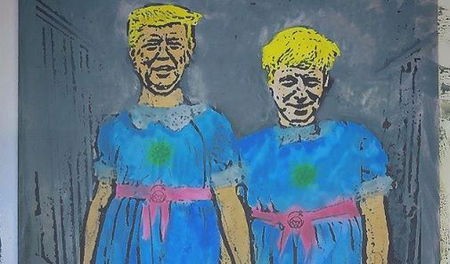 L’ultimo disegno di TvBoy con Trump e Johnson come le gemelle di Shining: «Vieni a giocare con noi» article-post