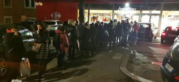 Il paradossale effetto del decreto «zona protetta» sulla gente: negozi h24 presi d’assalto a Roma