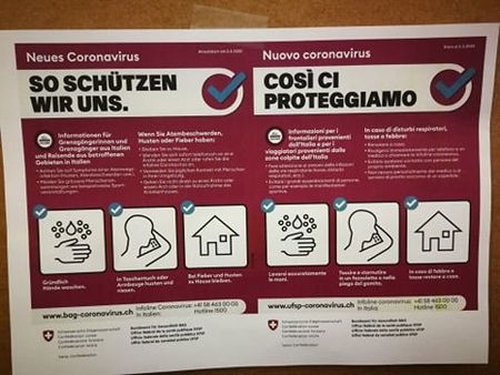 I manifesti dell’ufficio di sanità svizzera che dà istruzioni sul coronavirus a frontalieri e a viaggiatori provenienti dall’Italia article-post