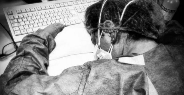 Elena Pagliarini, l’infermiera simbolo che dorme esausta racconta cosa è successo quella notte