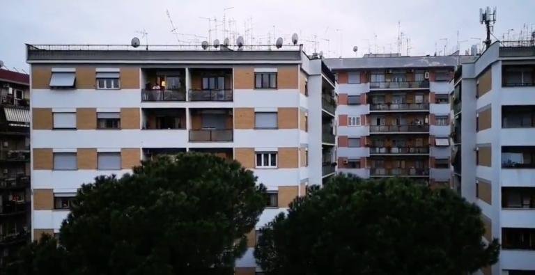 C’è un’Italia che canta l’Inno di Mameli ai balconi, ma i morti per coronavirus in un giorno sono 250