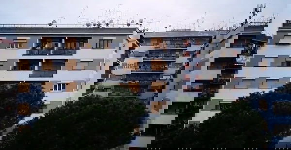 C’è un’Italia che canta l’Inno di Mameli ai balconi, ma i morti per coronavirus in un giorno sono 250