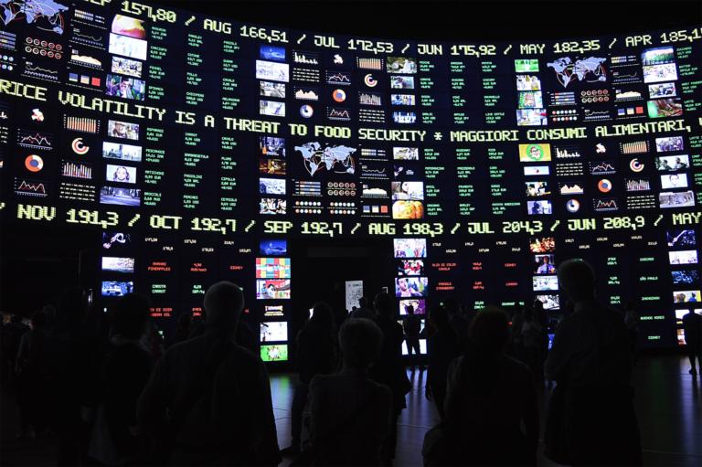 È un lunedì nero per le borse: i titoli a Milano non riescono a fare prezzo, spread oltre 200 punti