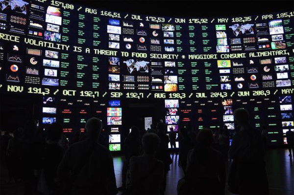 È un lunedì nero per le borse: i titoli a Milano non riescono a fare prezzo, spread oltre 200 punti