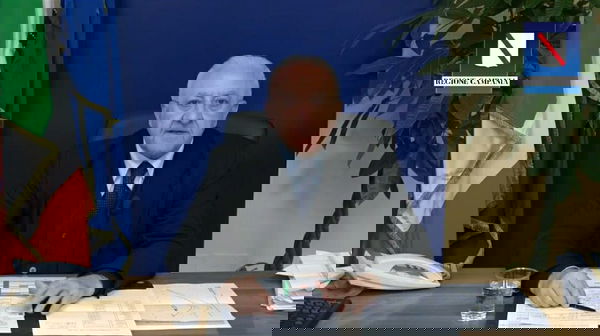 De Luca vuole mandare i carabinieri con i lanciafiamme per chi festeggia le lauree durante l’emergenza coronavirus