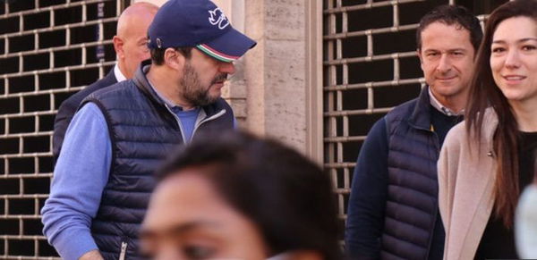 Salvini vuole mandare la fidanzata a fare la spesa, così non gli “romperanno le scatole”