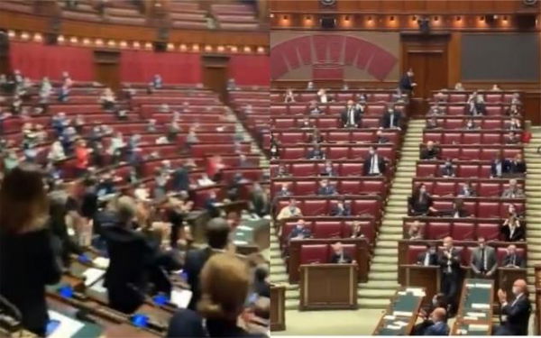 Tutti in piedi in Aula per il 25 aprile, tranne Lega e Fratelli d’Italia | VIDEO