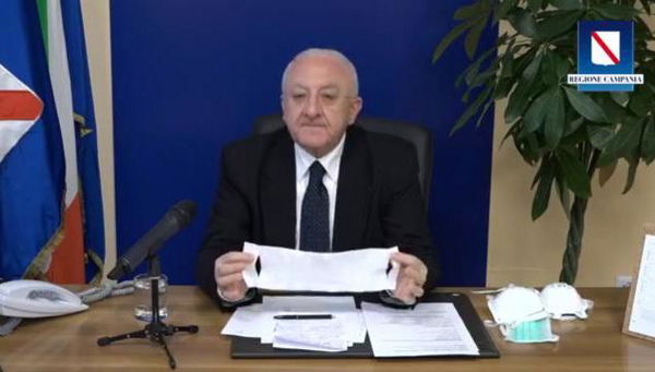 De Luca sui runner: «Cinghialoni della mia età senza mascherina tra i bambini, da arrestare a vista»