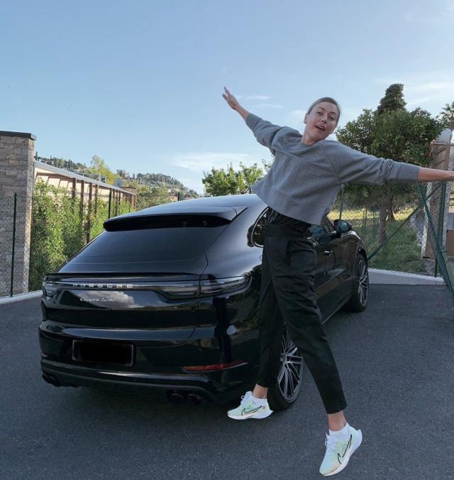 Coronavirus, Maria Sharapova in quarantena regala il suo numero di telefono ai fan: «Scrivetemi» article-post