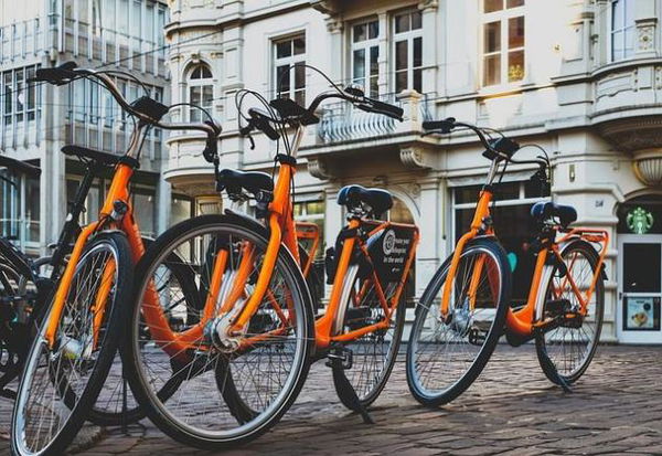 Il bonus bicicletta da 200 euro (e altri incentivi per i servizi di sharing)