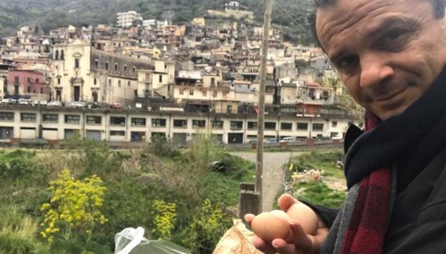 La storia di Cateno De Luca che va a prendere uova e insalata a 30 chilometri da Messina article-post