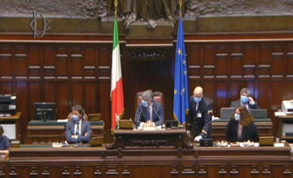 L’assurda polemica delle opposizioni perché Conte parla in Aula senza mascherina