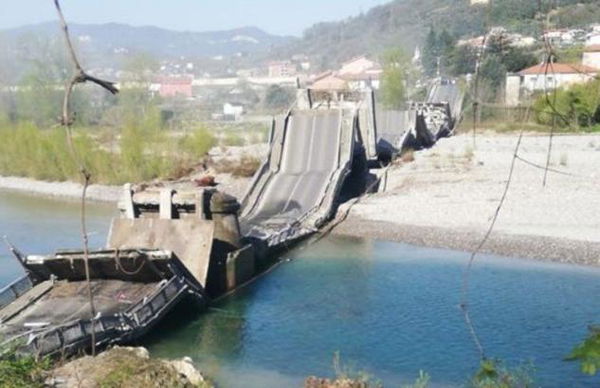 Crolla un ponte in provincia di Massa e Carrara: un disperso | VIDEO