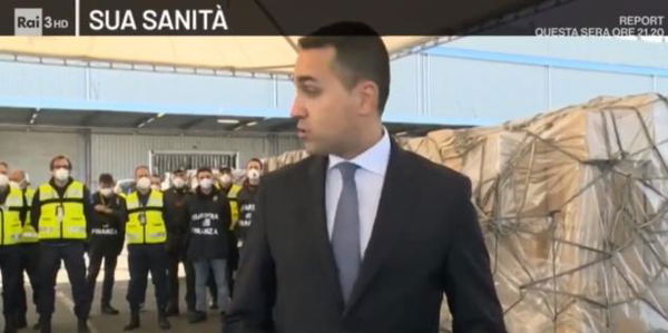 La faccia di Luigi Di Maio quando gli fanno notare che le persone alle sue spalle non sono a distanza di sicurezza | VIDEO