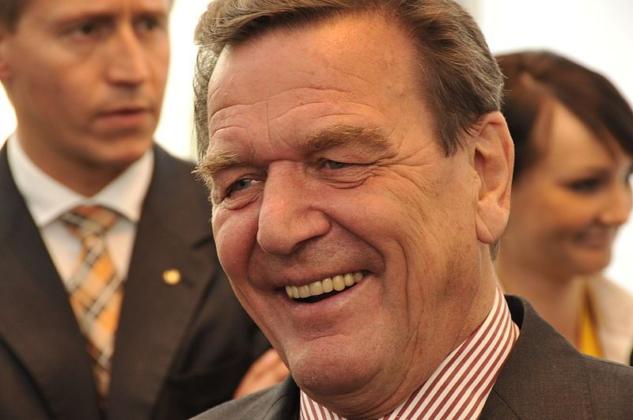 L’ex cancelliere tedesco Schröder: «La Germania renda gli aiuti ricevuti dopo la guerra che noi stessi abbiamo provocato» article-post