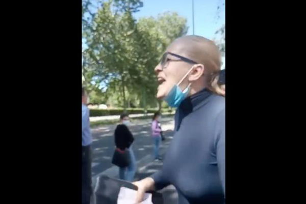 La signora che dice a Maurizia Paradiso: «Si vergogni di essere una donna»