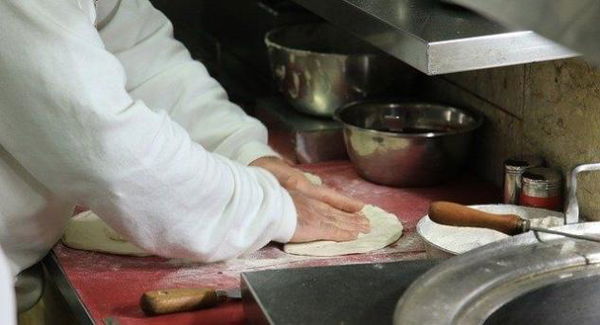 De Luca non riapre le consegne a domicilio: «Abbiamo dato 2mila euro ai pizzaioli»