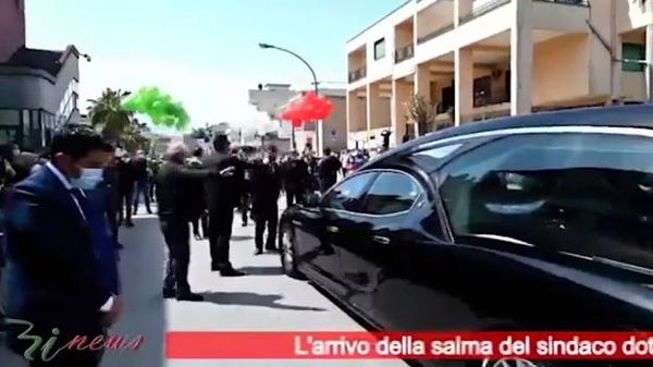 Dopo la folla al corteo funebre del sindaco, il Comune di Saviano diventa ‘zona rossa’