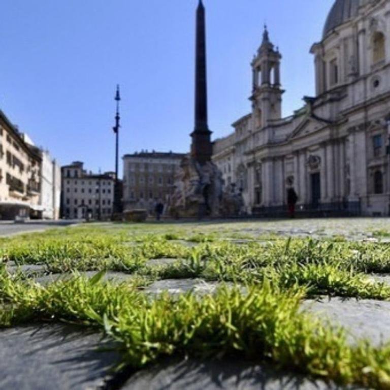 Coronavirus, Roma è deserta: a Piazza Navona cresce l’erba tra i sampietrini