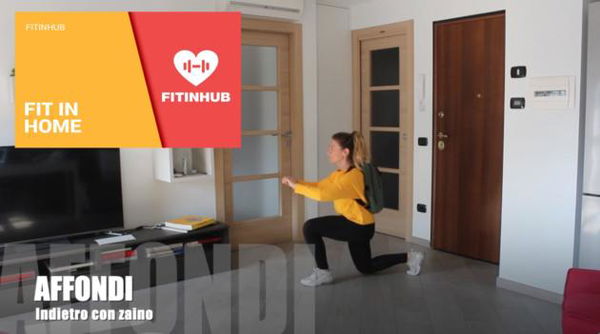 Fit in Home, come allenare le gambe usando uno zainetto | VIDEO