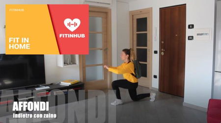 Fit in Home, come allenare le gambe usando uno zainetto | VIDEO article-post