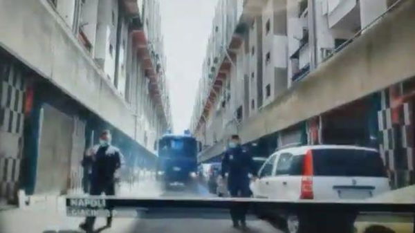 Il Tg1 mostra gli applausi di Napoli Est alla polizia e commenta: «Di solito qui non è bene accetta»