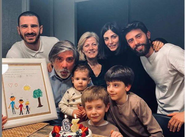 La foto di Bonucci e la spiegazione della compagna: «I miei attraversano una scala interna per venire da me»