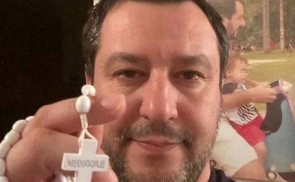 Salvini vuole le chiese aperte a Pasqua con ingresso a turno, come nei supermercati