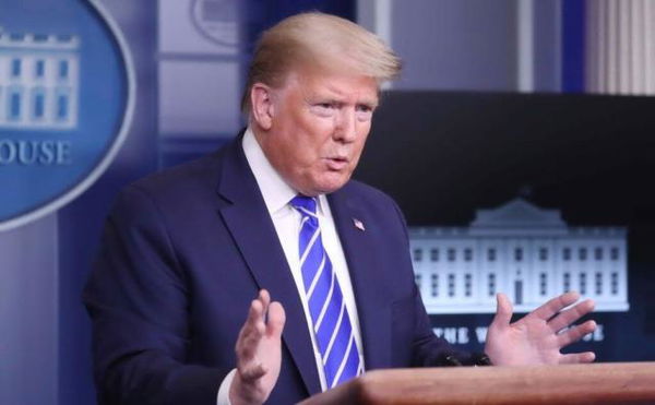 Donald Trump crede che il coronavirus si possa curare con il sole: «Sarebbe molto bello»