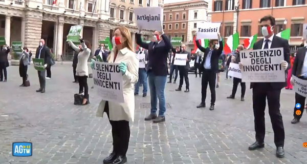Meloni e FdI manifestano davanti a Palazzo Chigi per dire basta ai Dpcm