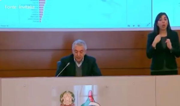 Arcuri polemico sul prezzo delle mascherine: «Non parlerò con i liberisti da divano con i loro cocktail»