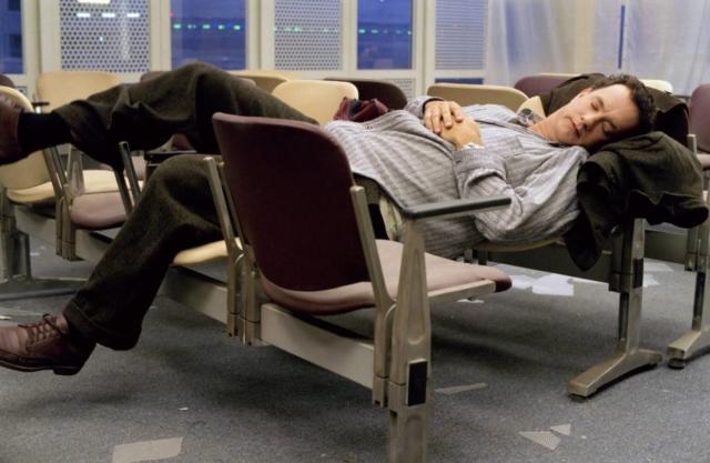 Coronavirus, come in ‘The Terminal’: tre calciatori in aeroporto costretti a dormire per terra article-post