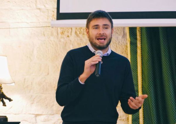 Il ritorno di Alessandro Di Battista: «Disinneschiamo Renzi una volta per tutte»