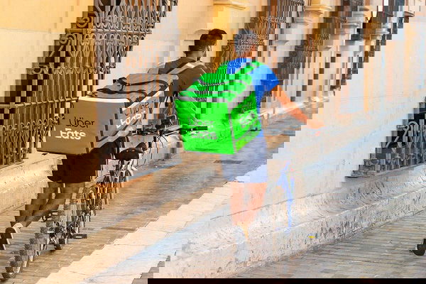 Il tribunale di Milano ha definito «caporalato» quello di Uber sui riders