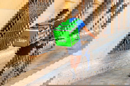 Il tribunale di Milano ha definito «caporalato» quello di Uber sui riders article-post