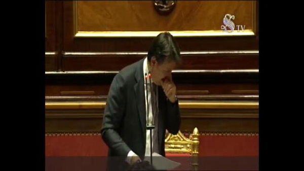 Conte tossisce in Aula provocando le proteste dell’opposizione