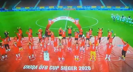 Il Salisburgo vince la coppa d’Austria e festeggia sul podio con il distanziamento sociale article-post